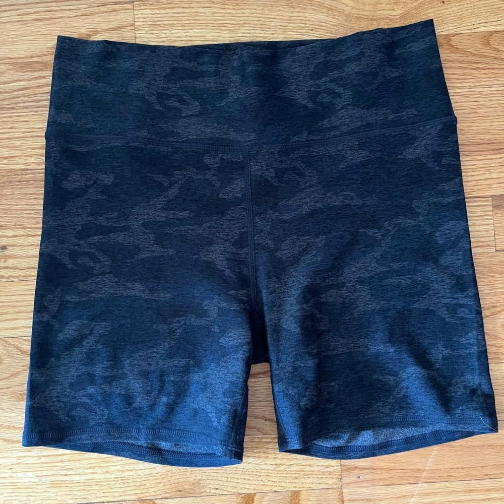 Vuori Womens Clean Elevation Shorty Bike Shorts Black Camo Size Medium VW371